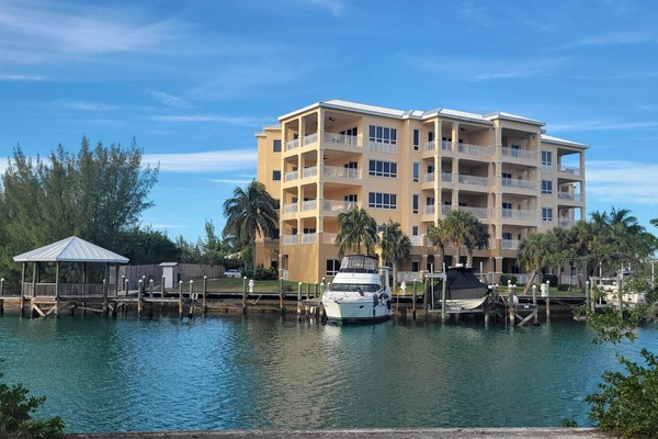 3rd Floor Condo with a view - The boat dock is included in the fees