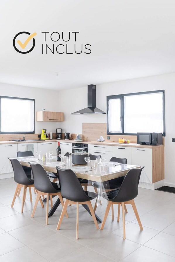 Fridge, microwave, oven, stovetop - Menez Bian - Comfortable single-storey house (Saint-Pabu)