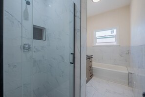 Haartrockner, Handtücher, Seife, Toilettenpapier