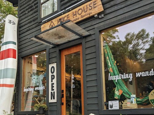 Spacious Retreat on 2 levels + Hot Tub + Grill + Sunroom +Living/Dining Room