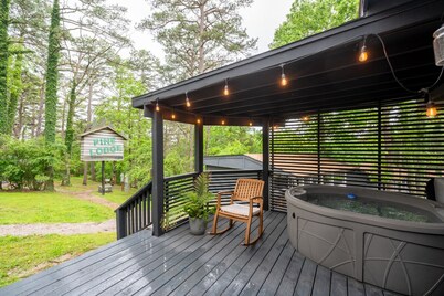 Very Nice Retreat on 2 levels, Hot Tub, Outdoor Kitchen, Spacious