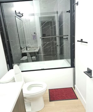 Toallas, jabón, shampoo, papel de baño 