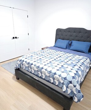 2 chambres, coffres-forts dans les chambres, bureau