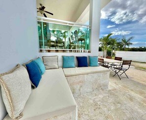 Outdoor dining - 12BR Party Villa: Pool, Private Basketball Court & Billiard! (Sosúa)