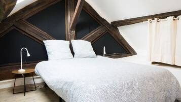 2 bedrooms, desk, iron/ironing board, travel crib