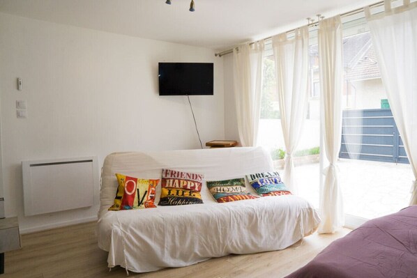 Schreibtisch, Bügeleisen/Bügelbrett, Reisekinderbett, WLAN