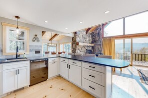 Cafetière/bouilloire, batterie de cuisine, vaisselle et ustensiles