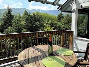 Outdoor dining - Bridges Resort Mountain Views of Sugarbush (Warren)