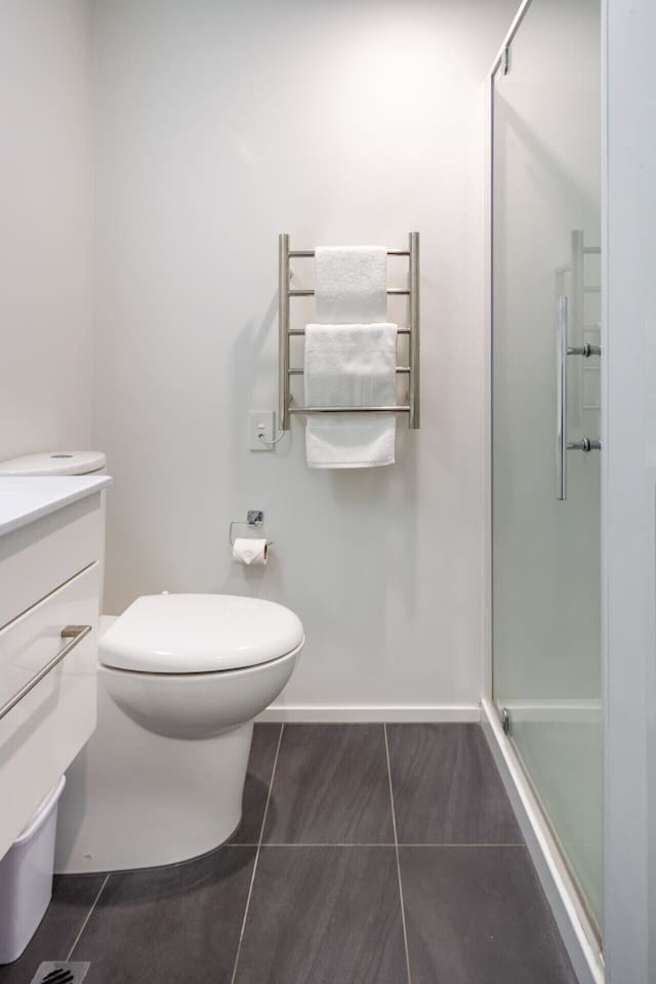 Secador de pelo, toallas