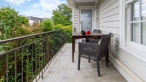 Outdoor dining - Fendalton Comfort Stylish and Convenient with Carpark (Christchurch)