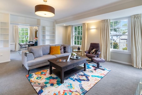 Smart TV. Fendalton Comfort Stylish and Convenient with Carpark