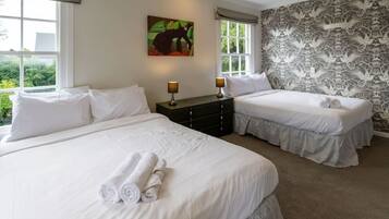 2 habitaciones, escritorio, tabla de planchar con plancha y wifi gratis