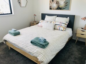 2 bedrooms, iron/ironing board, free WiFi, bed sheets