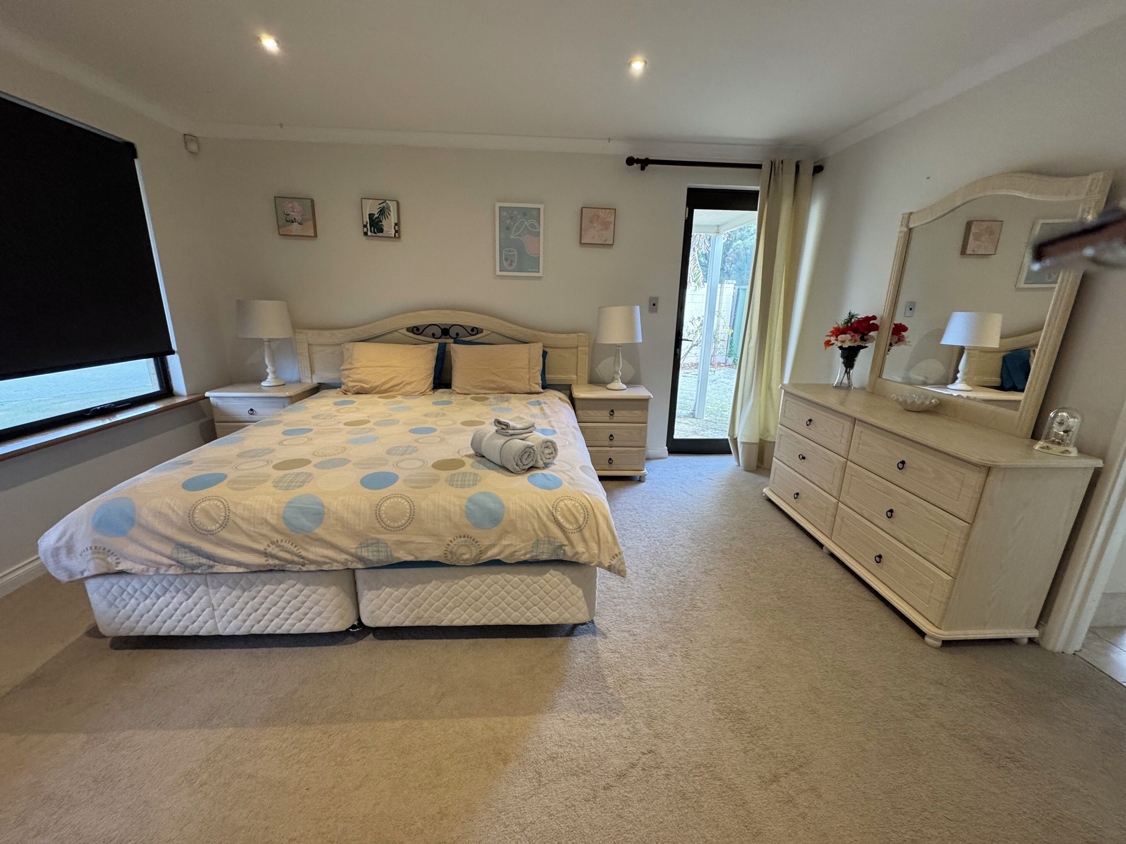 4 bedrooms, iron/ironing board, WiFi, bed sheets