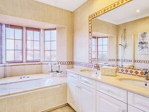 Secador de pelo, toallas