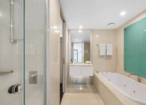 Jetted bath, hair dryer, towels