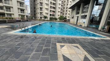 Una piscina al aire libre