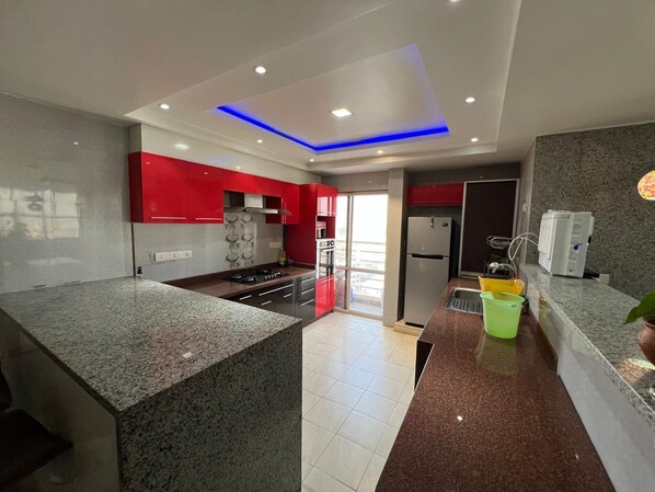 Refrigerador, microondas, horno, placa de cocina