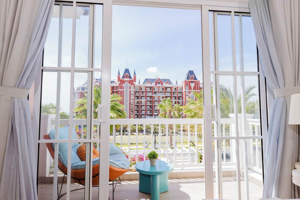 2 habitaciones, colchones con pillow-top, minibar y muebles diferentes