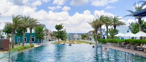 4 piscines extérieures, chaises longues, maßtre nageur