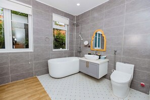 Panoramic Townhome | Bathroom | Hydromassage showerhead, free toiletries, hair dryer, bathrobes