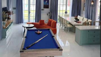 Villa Luxe | Coin séjour | Télévision LCD, Netflix, station d'accueil iPod, films à la carte