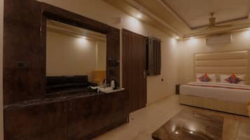 Deluxe Suite | 1 bedroom, in-room safe, soundproofing, free WiFi