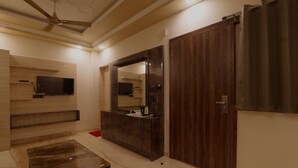 Een moderne badkamer met een houten wastafelmeubel, een spiegel en een plafondventilator.
