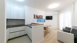 Un appartamento moderno con cucina, sala da pranzo e soggiorno.