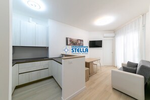 Eine moderne Wohnung mit Küche, Essbereich und Wohnzimmer.