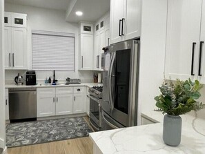 Fridge, microwave, oven, stovetop - Modern Mountain Escape | Cozy Retreat with Stunning Views (Eden)