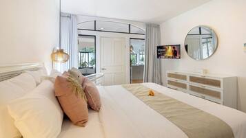 5 bedrooms, in-room safe, desk, iron/ironing board