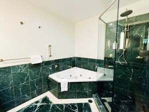 Een bubbelbad, een haardroger, handdoeken, zeep