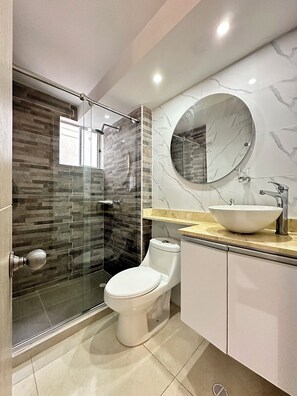 Een haardroger, handdoeken, zeep, toiletpapier