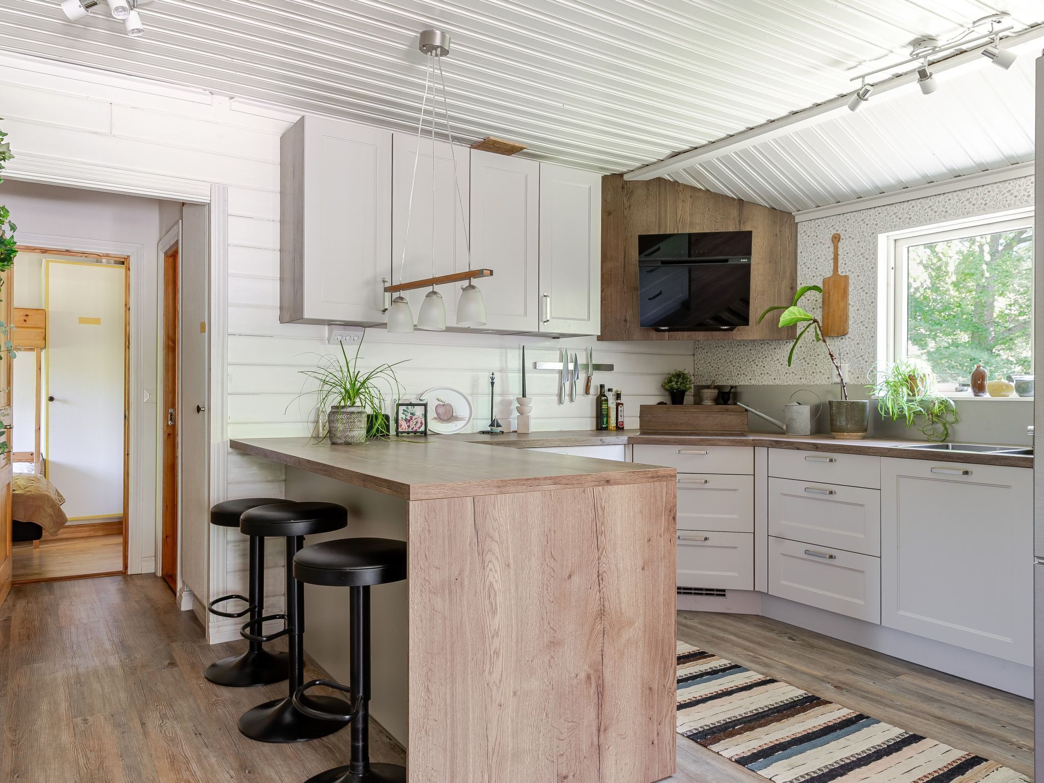 Køleskab, mikrobølgeovn, opvaskemaskine, køkkentøj/tallerkener/redskaber