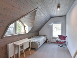 3 bedrooms, desk, Internet