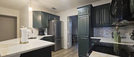 Microondas, horno, parrilla de estufa y lavavajillas