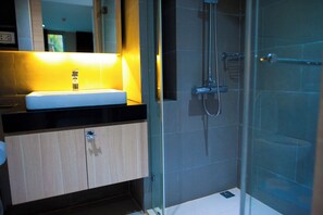 Shower, hair dryer, bidet, towels - Harmonies 2 bedrooms apartment @Silom 3(BTS Saladaeng station)#1 (Krung Thep Maha Nakhon)