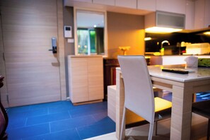 Kjøleskap, mikrobølgeovn, kokeplater og vannkoker