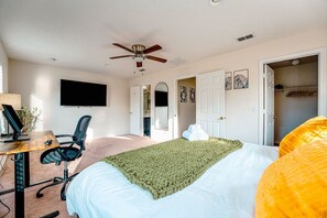 1 slaapkamer, een bureau, een strijkplank/strijkijzer, wifi