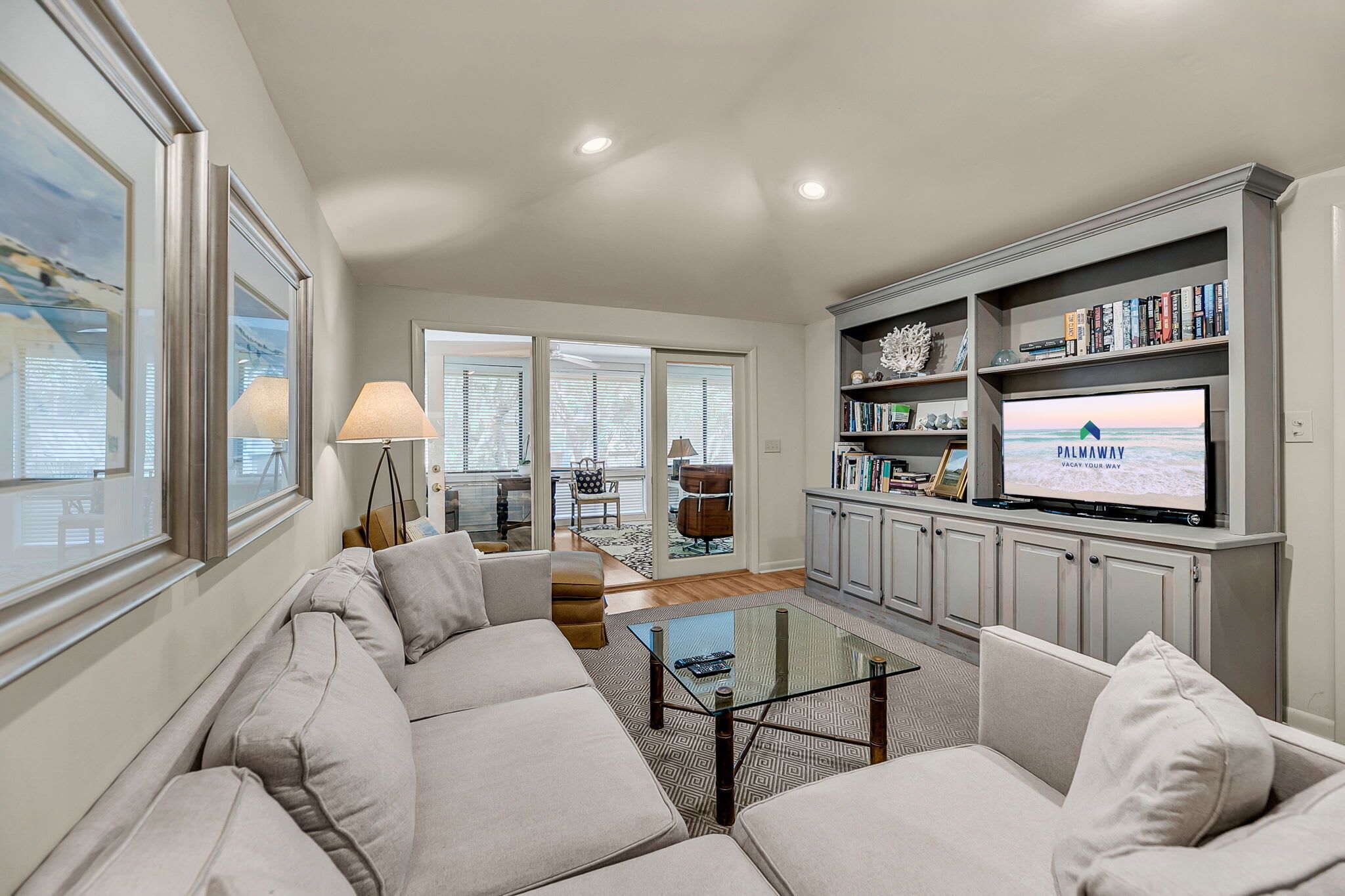 Televisión y oficina 