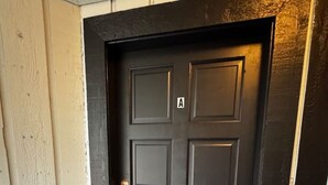 En sort dør med et numerisk tastaturlås.