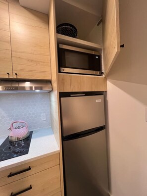 Kühlschrank, Mikrowelle, Ofen, Herdplatte