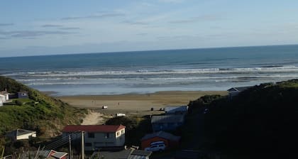 3-bedroom house overlooking Baylys Beach with WiFi and large garden and deck