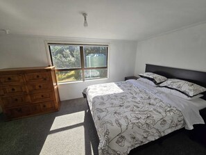 3 bedrooms, WiFi, bed sheets