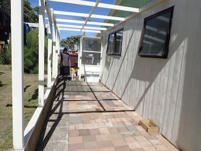 3-bedroom house overlooking Baylys Beach with WiFi and large garden and deck