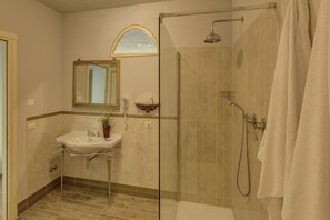 Dusche, Haartrockner, Bidet