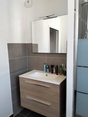 Shower, towels - Rent apartment large terrace and swimming pool closed and secure residence (Bonifacio)