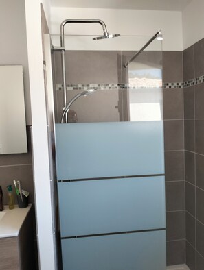 Shower, towels - Rent apartment large terrace and swimming pool closed and secure residence (Bonifacio)