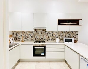 Réfrigérateur, four à micro-ondes, un four, surface de cuisson